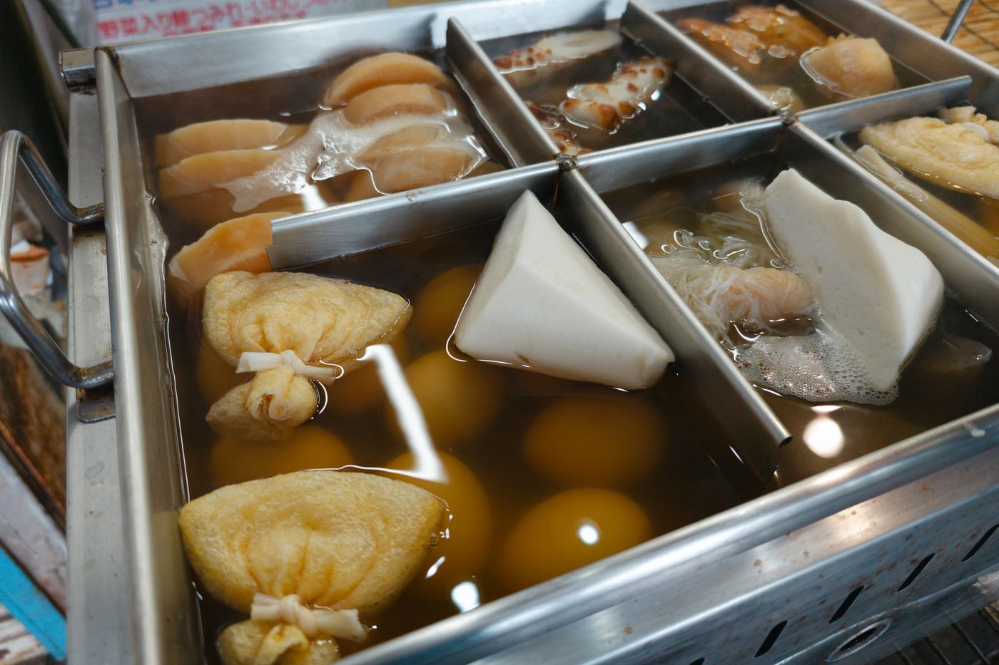 ちくわ・厚揚げ・大根・うずら卵など屋台のおでん盛り合わせ