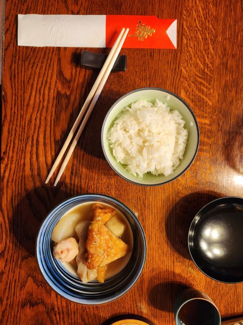 おでんと白いご飯を組み合わせた家庭の献立