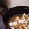 大根やちくわぶが入った濃い色の出汁のおでん鍋