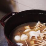大根やちくわぶが入った濃い色の出汁のおでん鍋