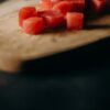 角切りにしたマグロのブロック肉