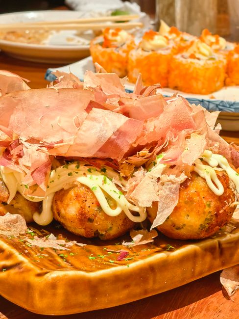 マヨネーズと鰹節をのせたたこ焼きのクローズアップ