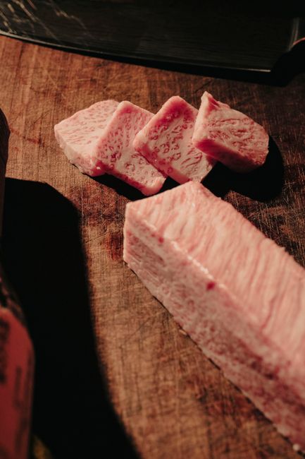 カットされた霜降り牛肉の断面