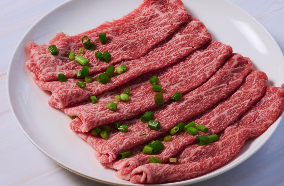 小口ねぎをのせた牛肉の薄切り