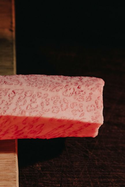 霜降り牛肉のブロックの断面
