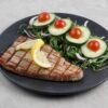 レモンを添えて焼き上げたマグロステーキ