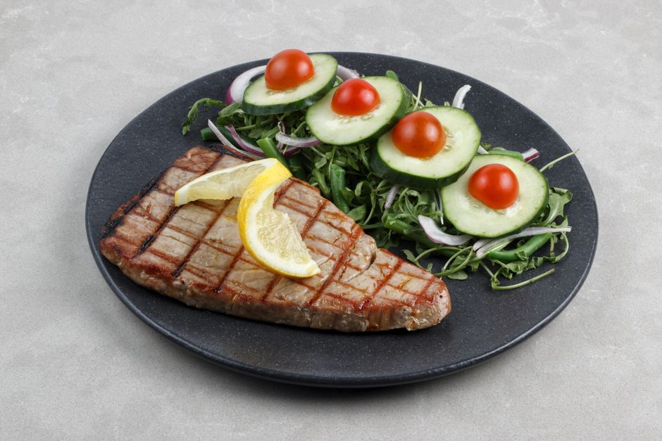 レモンを添えて焼き上げたマグロステーキ
