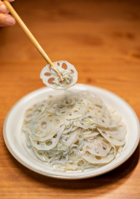 箸でつまむ酢れんこんのスライス
