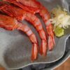 殻付きのまま調理された赤い海老の盛り付け