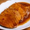 グレービーソースをかけたローストビーフのスライス