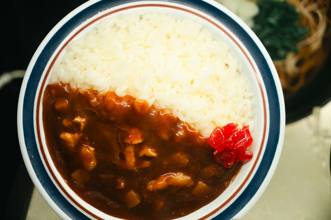 マッシュポテトを添えた牛肉と野菜のビーフシチュー