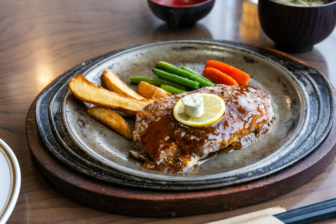 ごはんと小鉢が並ぶ定食スタイルで盛り付けたデミグラスソースのハンバーグ
