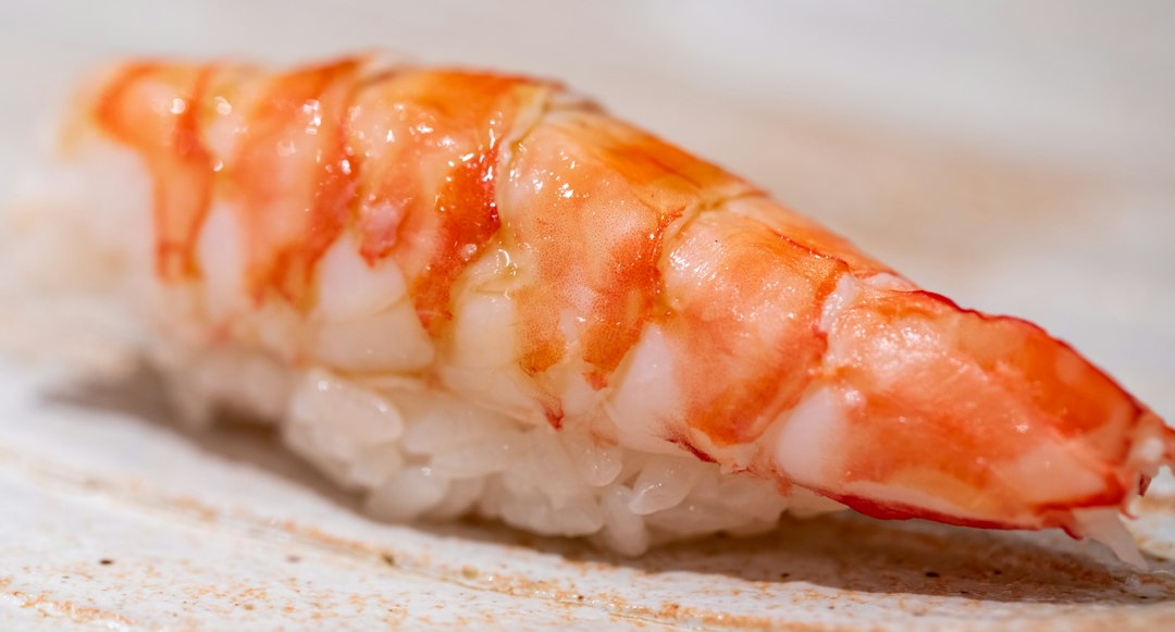 酢飯にのせた大きな海老の握り寿司