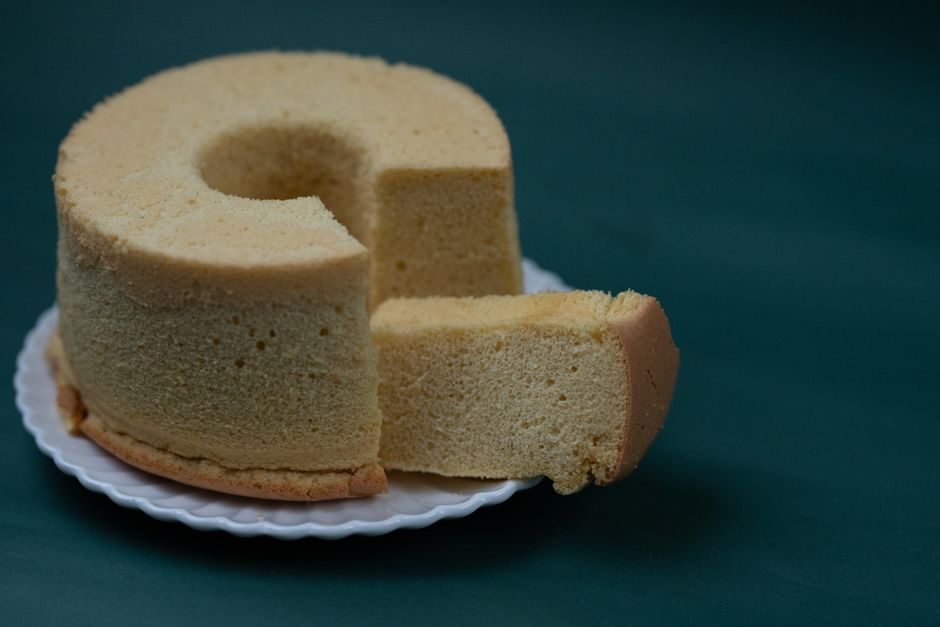 皿にのせたシフォンケーキと、カットした一切れ