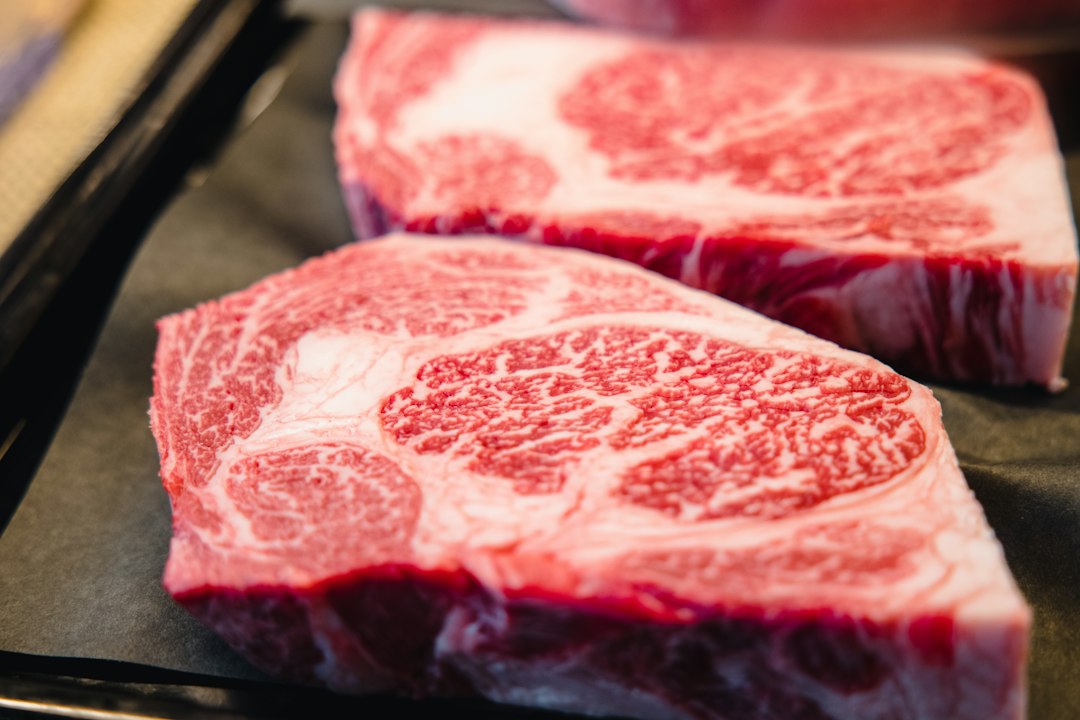 霜降りの入った厚切り牛肉のステーキ用カット