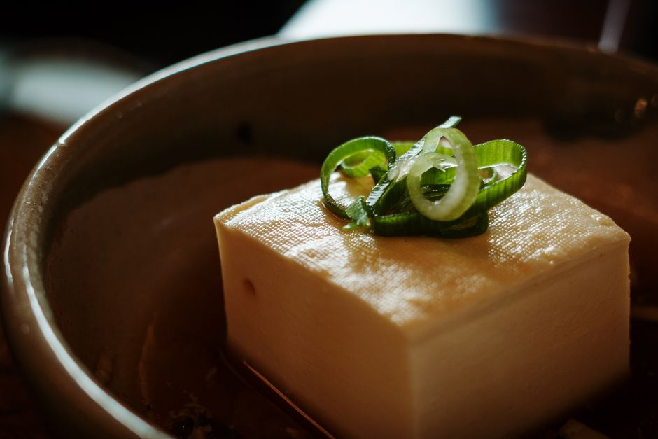 器に入った豆腐に青ねぎをのせたクローズアップ