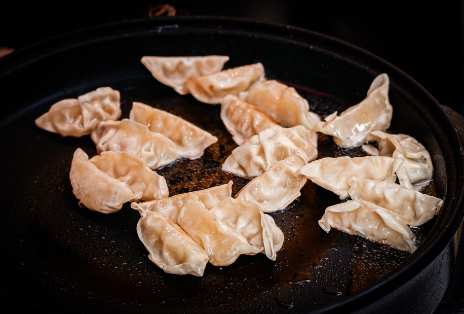 フライパンで焼いている餃子のクローズアップ