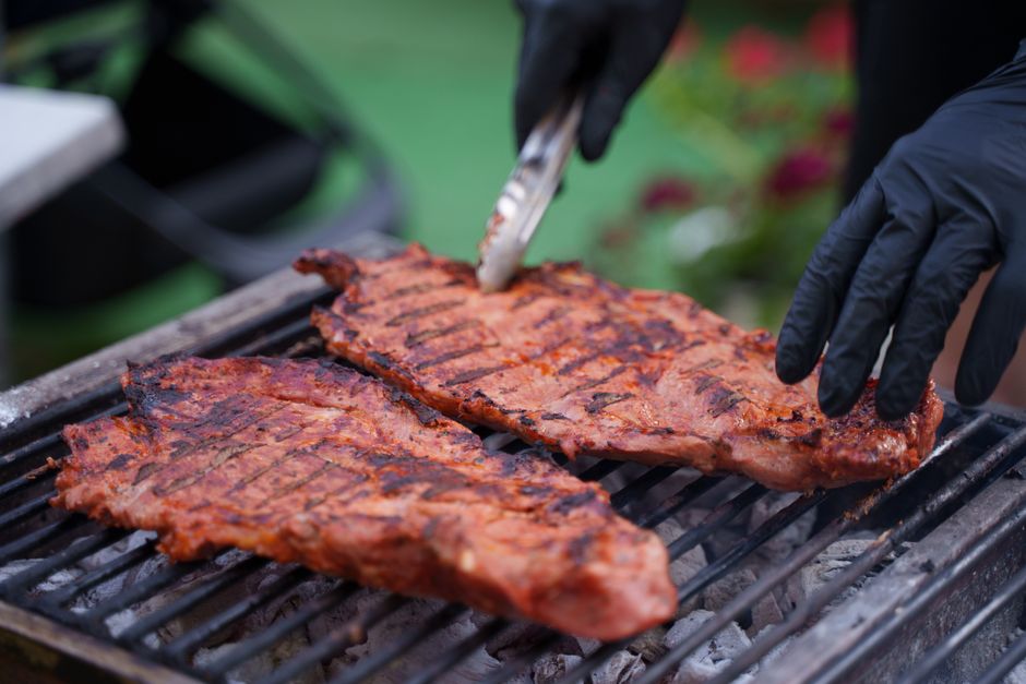 グリルで焼き加減を確認しながら調理するステーキ