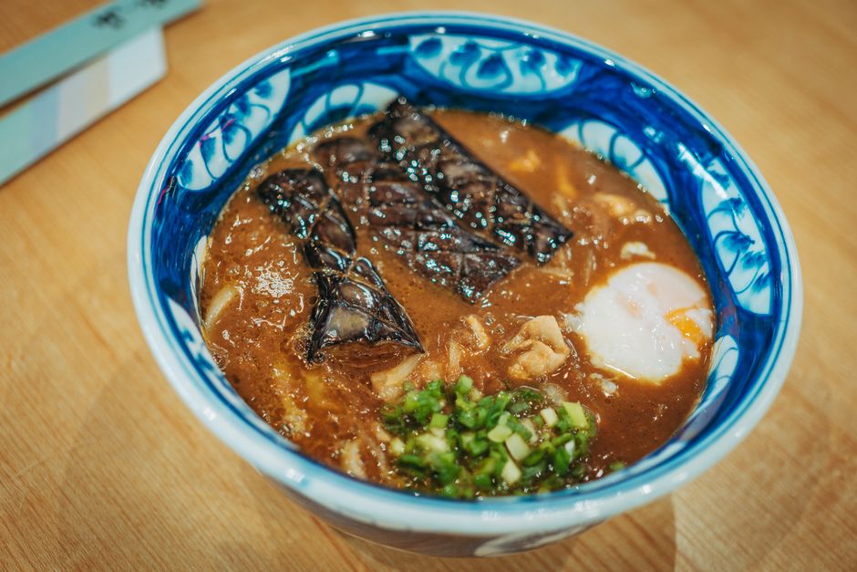 スープが入ったラーメンの器のクローズアップ