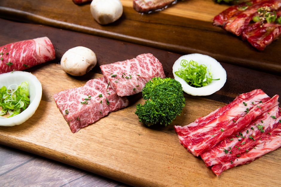 まな板に並べた数種類の和牛肉の部位