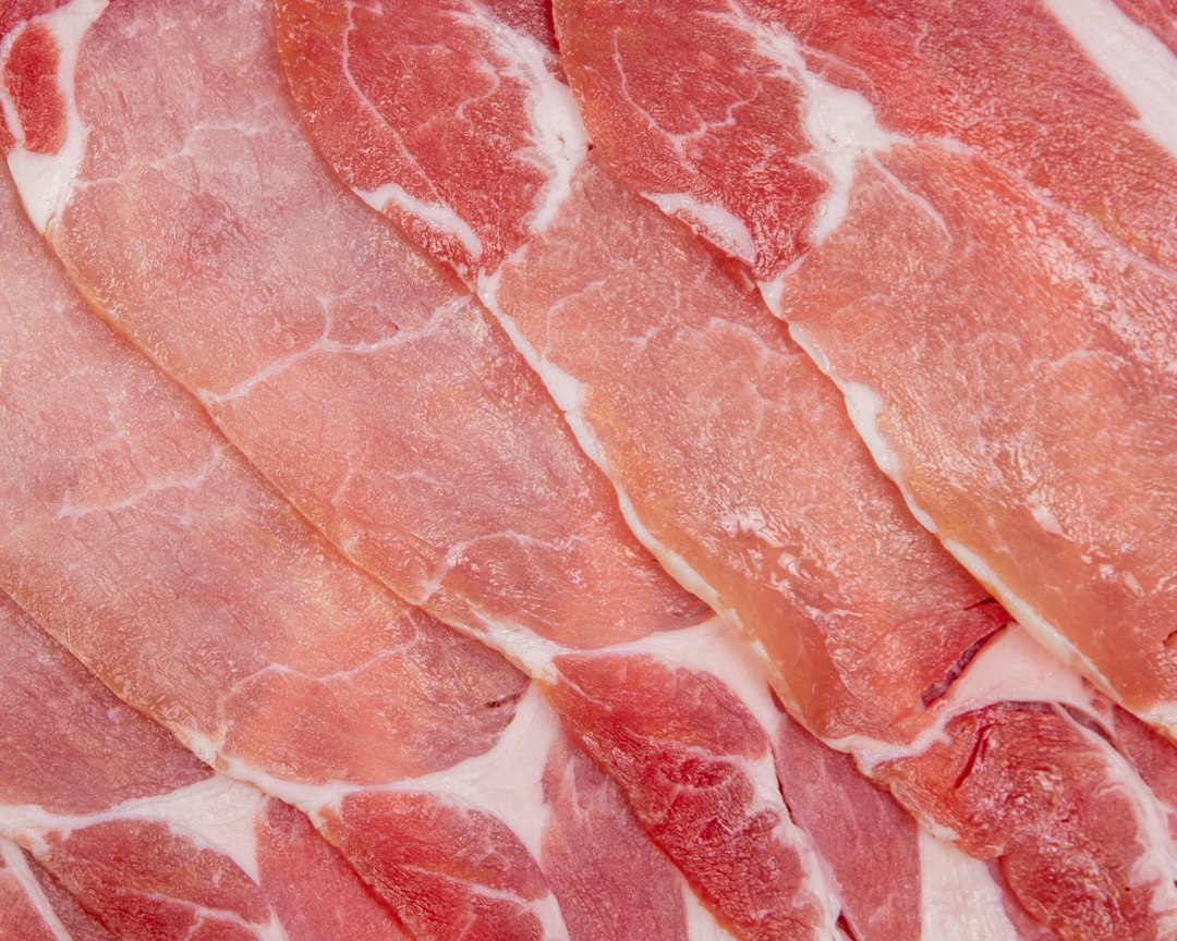 巻く前の生の豚肉薄切り