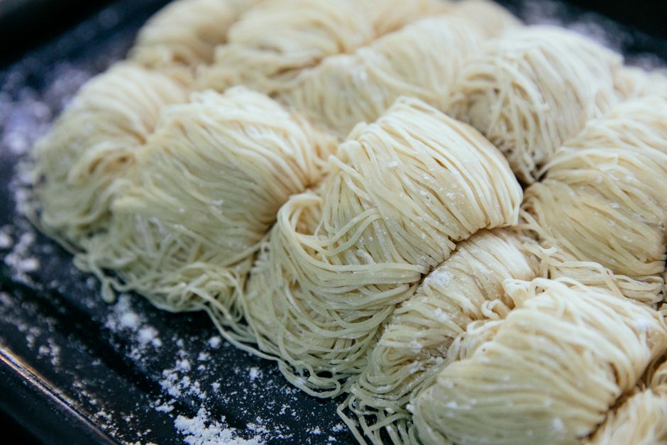 打ち上げたばかりの生麺のクローズアップ