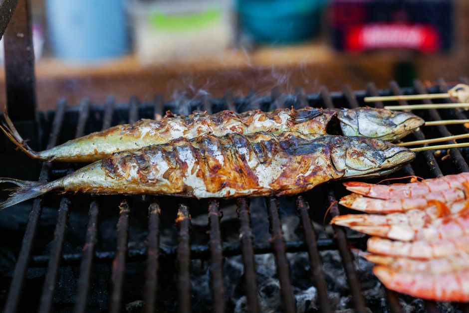 魚を網焼きにしているところ