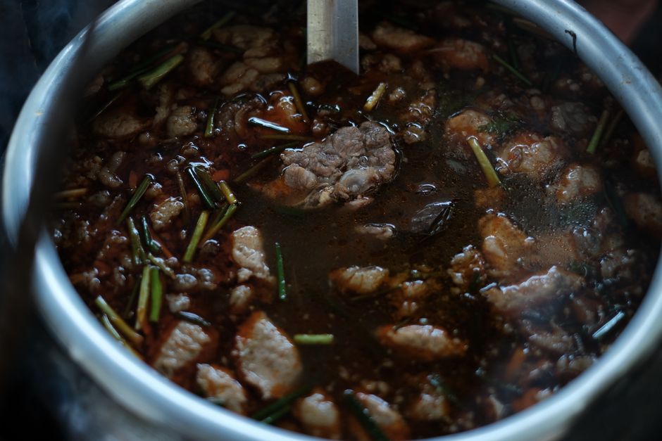 濃厚な煮込みだれのホルモン鍋