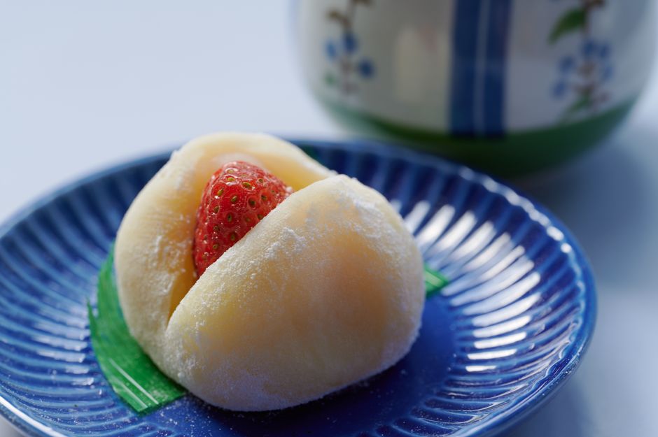 いちごを添えた上生菓子