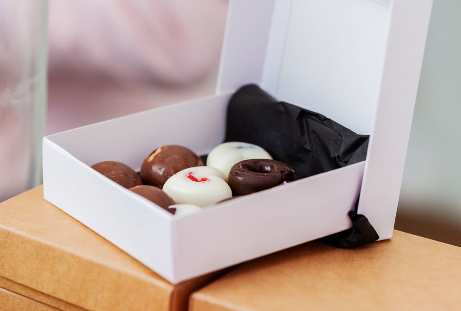 箱に詰めた和菓子の詰め合わせ