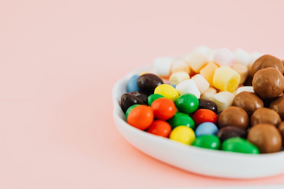 小皿に盛った色とりどりの和菓子
