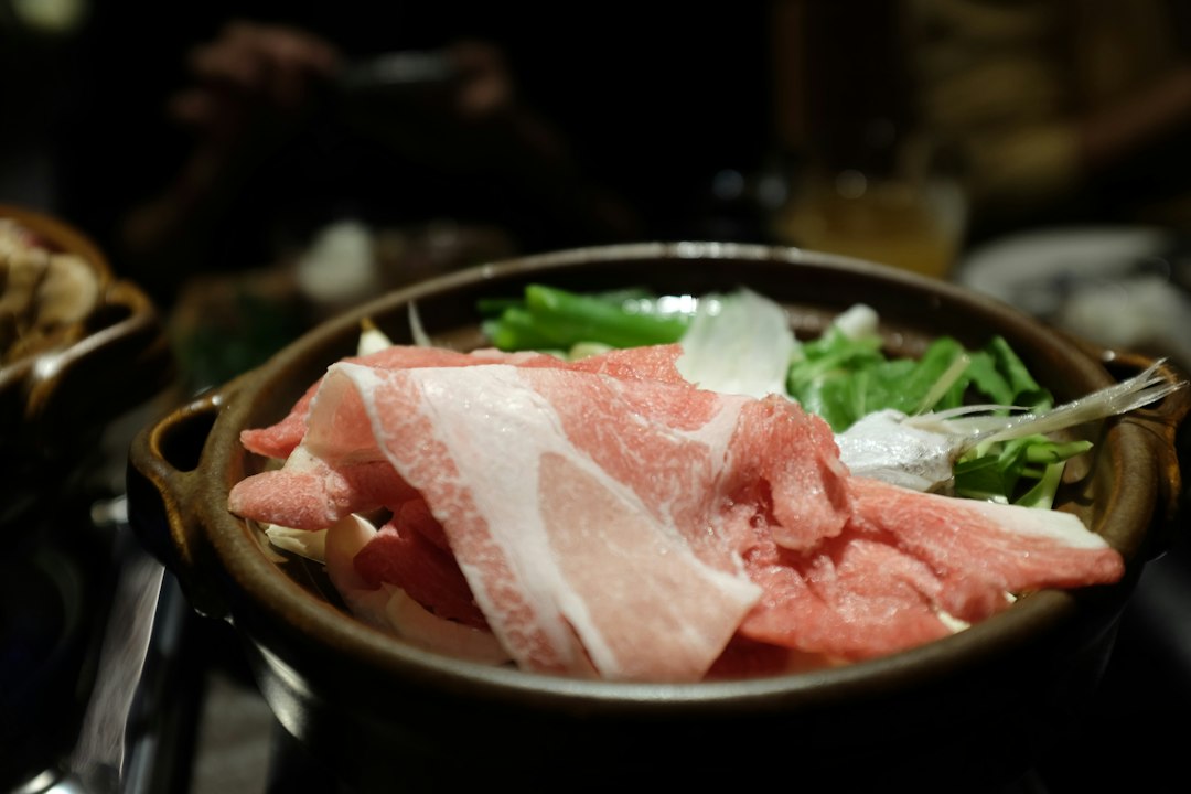 土鍋で煮える薄切り肉と野菜