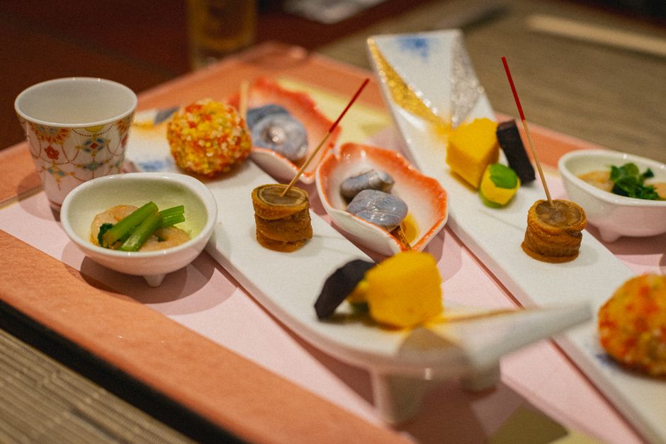 小皿に少しずつ盛り付けた和の祝い膳
