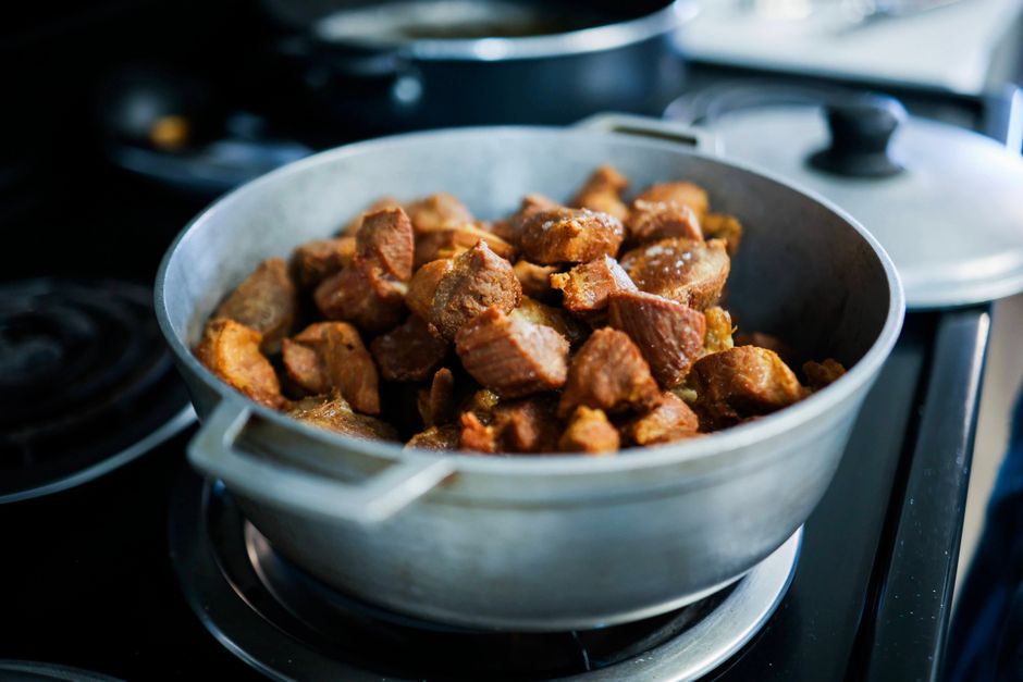 鍋で煮込む肉料理