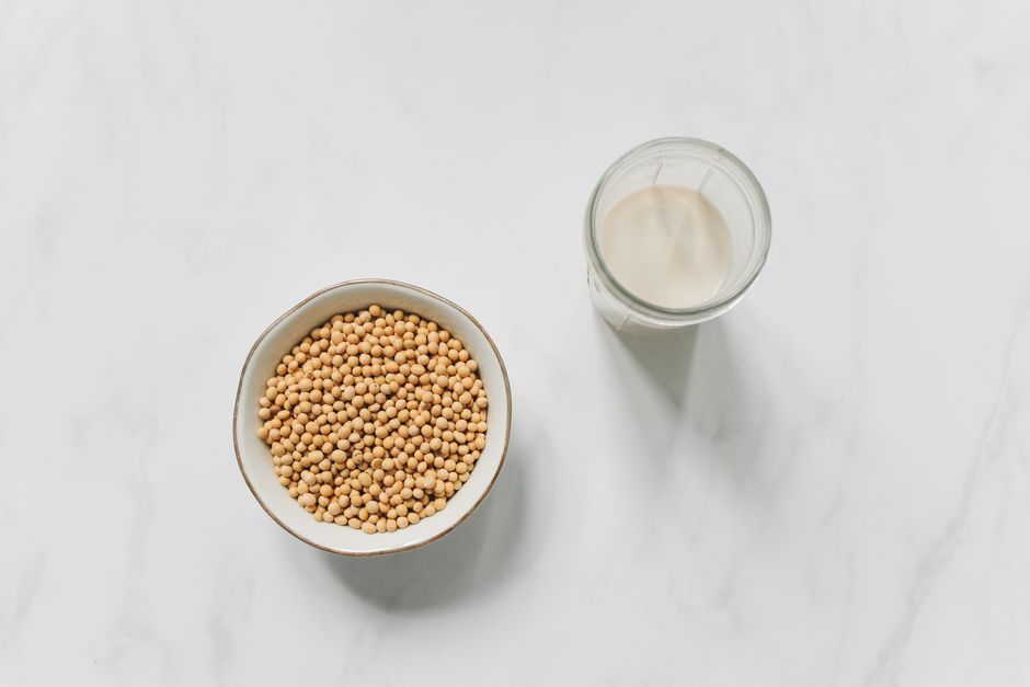 グラスに注いだ豆乳と大豆