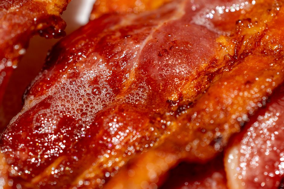 カリカリに焼いたベーコンのクローズアップ