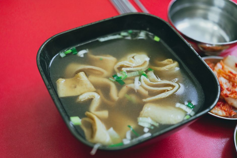 練り物を入れた温かいスープ
