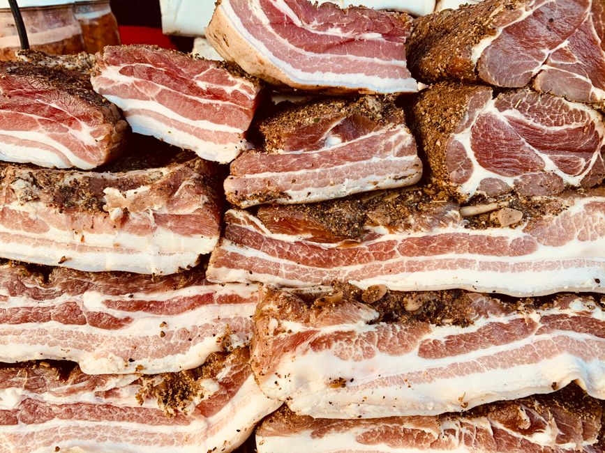 積み重ねた燻製の豚バラ肉