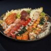 大きな丸皿に盛りつけた寿司と刺身の盛り合わせ（贈答向けの海鮮）