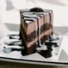 チョコレートソースがかかったチョコレートケーキのスライス