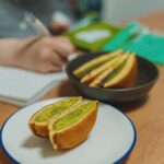 皿に盛られた、どら焼き（抹茶あん）の断面