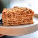 何層にも重ねた香ばしい焼き菓子の断面