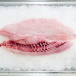 氷の上に並べた2枚の白身魚フィレ