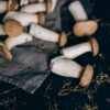布の上に広げたエリンギの束のクローズアップ