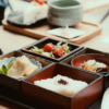 漆器の重箱に盛り付けた和食の料理
