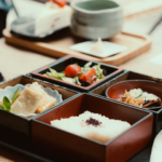 漆器の重箱に盛り付けた和食の料理