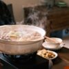 ポータブルコンロの上で湯気を立てる鍋料理
