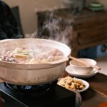 ポータブルコンロの上で湯気を立てる鍋料理