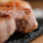 断面にほどよい焼き加減が見えるステーキのクローズアップ