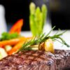アスパラとにんじんを添えたステーキのクローズアップ